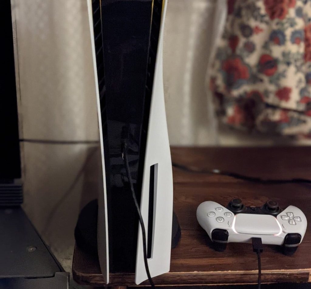 Una PlayStation 5 con su joystick DualSense, una de las consolas donde ya se juega Modern Warfare 4.