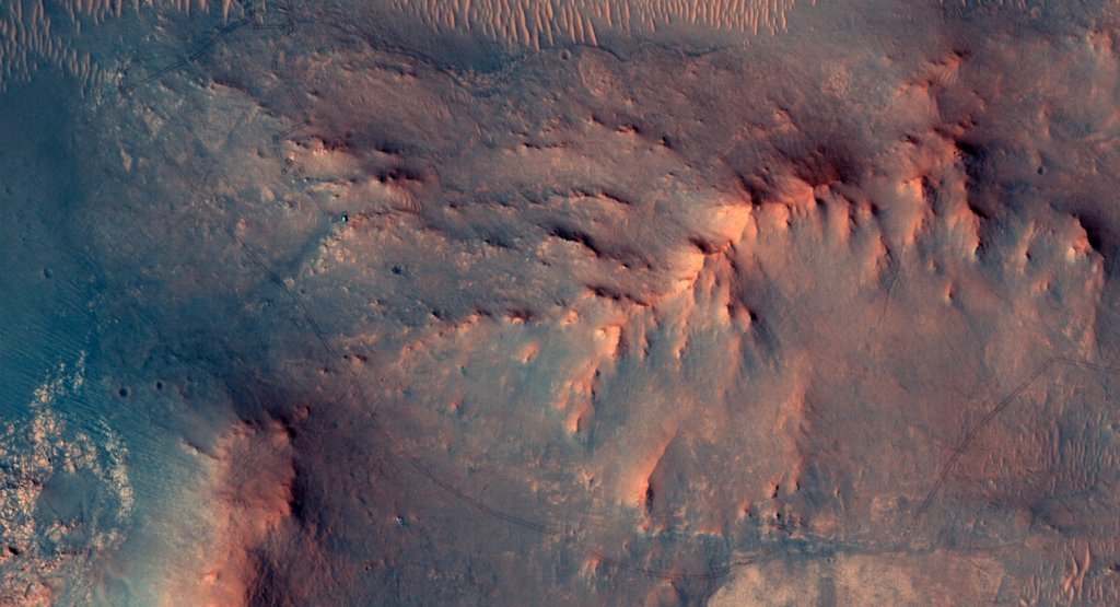 Perseverance (el puntito verde) visto desde la órbita por la cámara HiRISE el 13 de junio de 2026, un día antes de completar la distancia de un maratón (42,195 km).