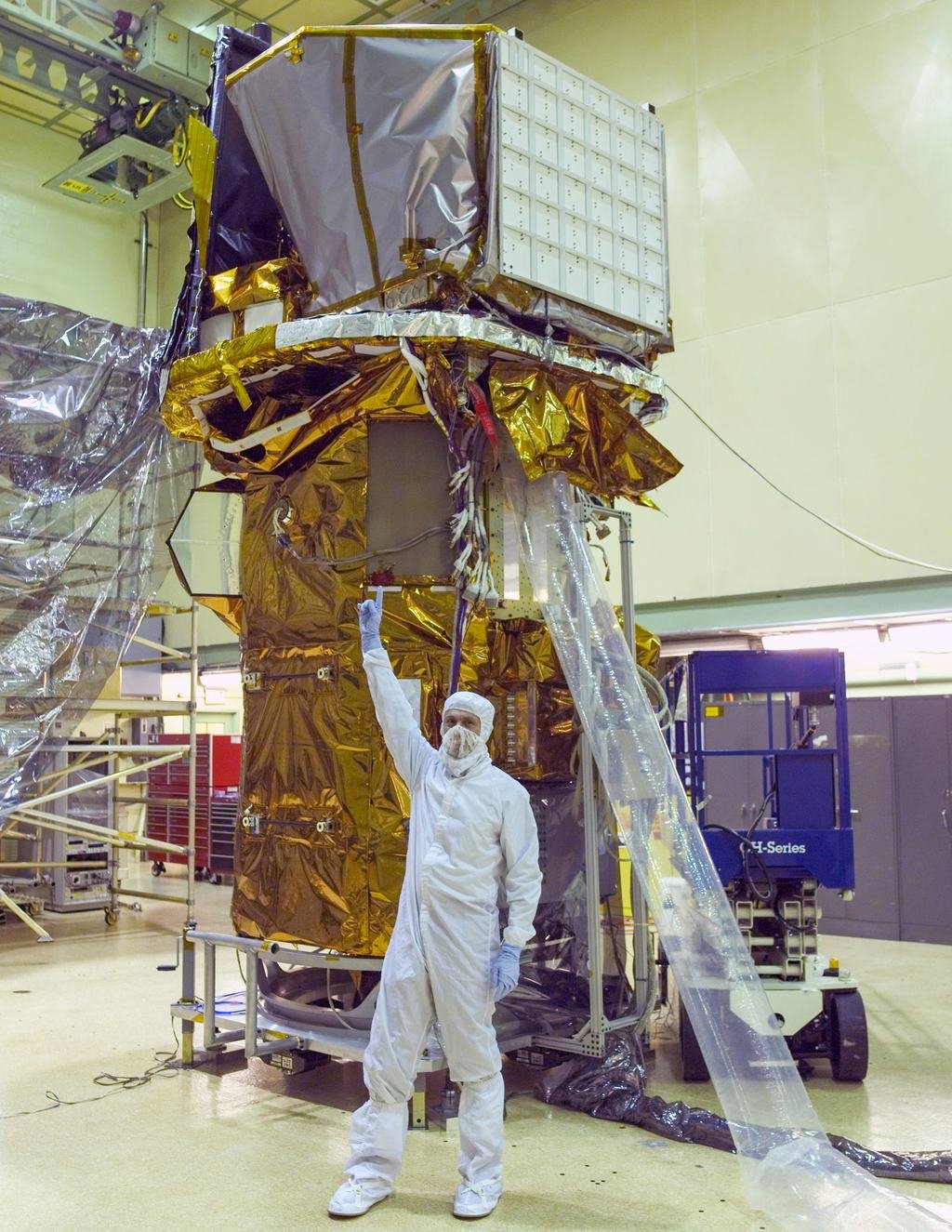 Swift terminado en una sala limpia del Centro Goddard de la NASA en 2003, con Neil Gehrels, el primer investigador principal de la misión, adelante.